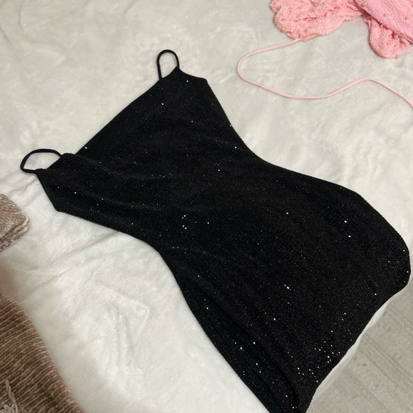 Elegant Black Dress - Picture 2 of 2